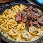 Tortellini à la Crème d'Ail avec Steak, Beurre Alfredo au Cheddar Parmesan