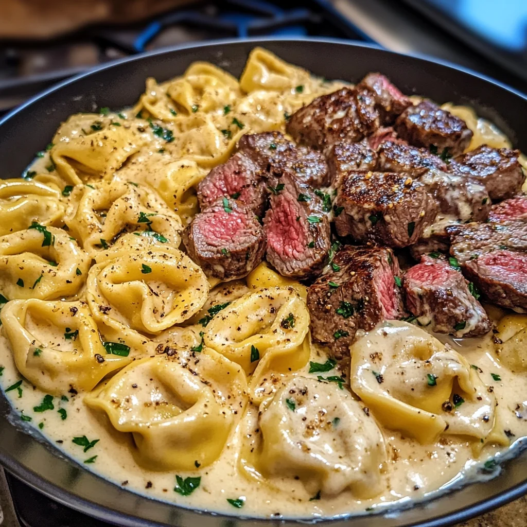 Tortellini à la Crème d'Ail avec Steak, Beurre Alfredo au Cheddar Parmesan