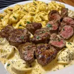 Tortellini au Steak Savoureux dans une Sauce Alfredo au Fromage, Ail et Herbes